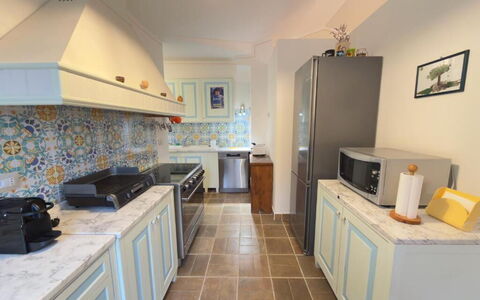 Villa Montepulciano Vineyard: Cocina, Piso, Mostrador, Diseño De Interiores, Suelo, Gabinetes, Mueble, Techo, Aparato De Cocina, Loseta