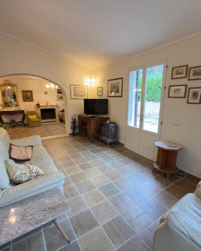 Villa Montepulciano Vineyard: Mueble, Diseño De Interiores, Piso, Sofá, Suelo, Madera, Techo, Sala, Habitación, Encendiendo