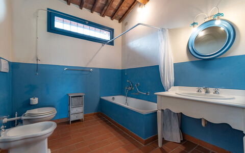 Agriturismo le Due Querce: Piso, Arreglo De Tubería, Diseño De Interiores, Suelo, Techo, Lavabo Del Baño, Baño, Grifo, Lavabo, Encendiendo