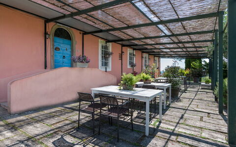 Agriturismo le Due Querce: Sombra, Silla, Estructura Al Aire Libre, Maceta, Mesa Al Aire Libre, Balcón, Planta De Casa, Yarda, Patio, Mueble Para Exteriores