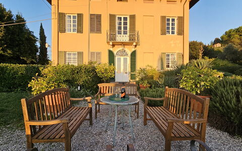 Villa Il Torrazzo, Vista Mare, Massarosa: Arbusto, Casa, Fachada, Casa, Jardín, Cabaña, Inmuebles, Puerta, Cobertura Del Suelo, Casa De Campo