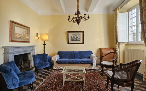 Villa Il Torrazzo, Vista Mare, Massarosa: Mueble, Diseño De Interiores, Pared, Piso, Sofá, Madera, Sala, Habitación, Suelo, Marco