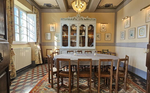 Villa Il Torrazzo, Vista Mare, Massarosa: Mueble, Diseño De Interiores, Piso, Suelo, Madera, Techo, Mesa, Encendiendo, Comedor, Lámpara