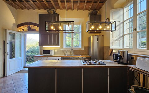 Villa Il Torrazzo, Vista Mare, Massarosa: Mueble, Diseño De Interiores, Lámpara, Madera, Piso, Techo, Cocina, Encendiendo, Mostrador, Casa