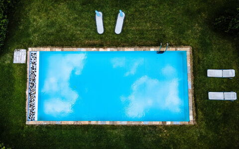 Podere i Prati: Azul, Piscina, Agua, Material Compuesto, Ocio, Fuente De Agua, Recurso, Reflexión, Patio Interior