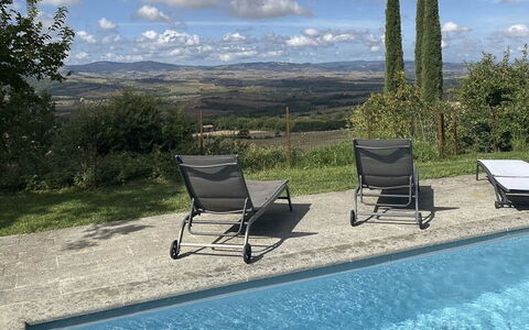 Podere i Prati: Azul, Mueble, Mueble Para Exteriores, Piscina, Sunlounger, Silla, Sombra, Sillón, Losa, Patio Interior