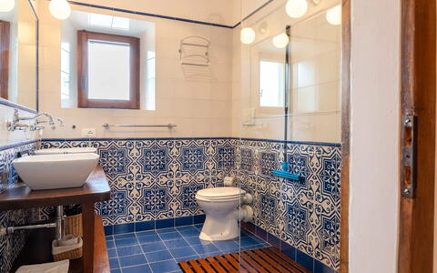 Podere i Prati: Azul, Piso, Suelo, Diseño De Interiores, Baño, Arreglo De Tubería, Loseta, Plomería, Grifo, Lavabo Del Baño