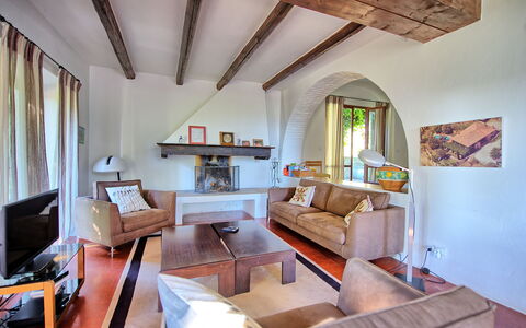 Villa Ulivacci: Mueble, Diseño De Interiores, Piso, Suelo, Sofá, Madera, Techo, Habitación, Sala, Encendiendo