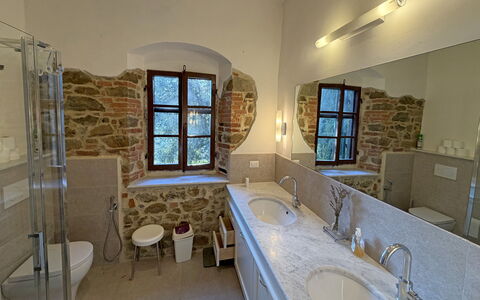 Villa Ulivacci: Pared, Piso, Arreglo De Tubería, Diseño De Interiores, Suelo, Grifo, Plomería, Lavabo, Mueble, Baño