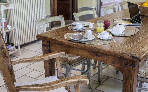 Villa Il Colto: Mueble, Madera, Mesa, Piso, Silla, Comedor, Diseño De Interiores, Cocina Y Comedor Mesa, Suelo, Marrón
