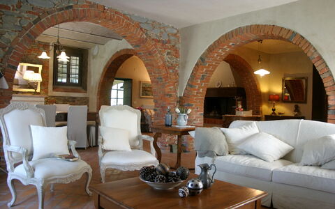 Villa Il Colto: Mueble, Diseño De Interiores, Pared, Sofá, Madera, Piso, Mesa, Techo, Habitación, Sala