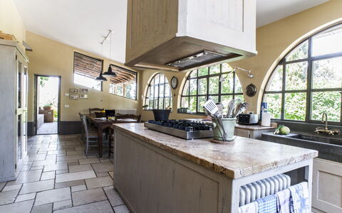 Villa Il Colto: Cocina, Mueble, Diseño De Interiores, Mostrador, Piso, Madera, Aparato De Cocina, Suelo, Gabinetes, Techo