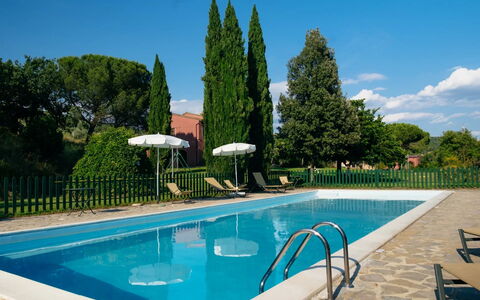Agriturismo le Case Rosse di Montebuono: Piscina, Mueble Para Exteriores, Sombra, Recurso, Eco Hotel, Jardín, Inmuebles, Hacienda, Sunlounger, Paisajismo