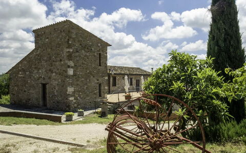 Agriturismo le Case Rosse di Montebuono: Cielo, Casa, Casa, El Terreno Del Lote, Asentamientos Humanos, Área Rural, Cabaña, Inmuebles, Casa De Campo, Pueblo