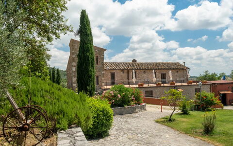 Agriturismo le Case Rosse di Montebuono: Inmuebles, Paisajismo, Césped, Jardín, Yarda, Hacienda, Villa, Casa De Campo, Casa Histórica
