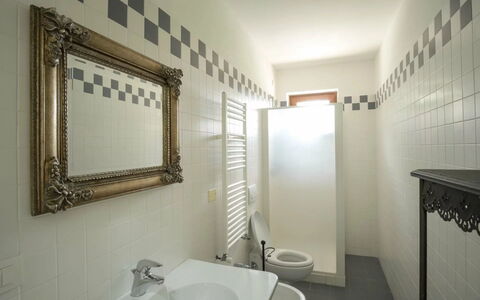 Agriturismo le Case Rosse di Montebuono: Piso, Suelo, Diseño De Interiores, Techo, Arreglo De Tubería, Habitación, Plomería, Baño, Loseta