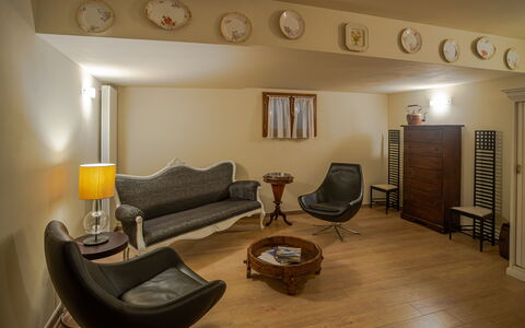 Villa Bolgheri Vermentino Castagneto Carducci: Mueble, Diseño De Interiores, Piso, Pared, Suelo, Madera, Sofá, Sala, Techo, Casa