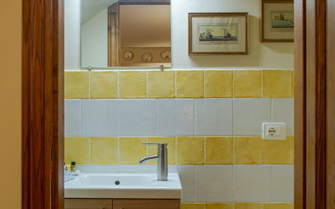 Villa Bolgheri Vermentino Castagneto Carducci: Pared, Piso, Amarillo, Madera, Arreglo De Tubería, Diseño De Interiores, Suelo, Lavabo Del Baño, Baño, Lavabo