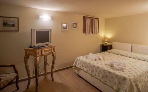 Villa Bolgheri Vermentino Castagneto Carducci: Habitación, Cama, Diseño De Interiores, Mueble, Sábana, Encendiendo, Lecho, Suelo, Piso, Marco De La Cama