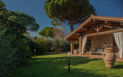 Villa Bolgheri Vermentino Castagneto Carducci: Madera, Techo, Jardín, Sombra, Cabaña, Edificios Del Jardín, Paisajismo, Patio Interior, Estructura Al Aire Libre, Inmuebles