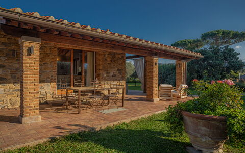 Villa Bolgheri Vermentino Castagneto Carducci: Pared, Ladrillo, Arquitectura, Casa, Puerta, Enladrillado, Cabaña, Inmuebles, Sombra, Jardín