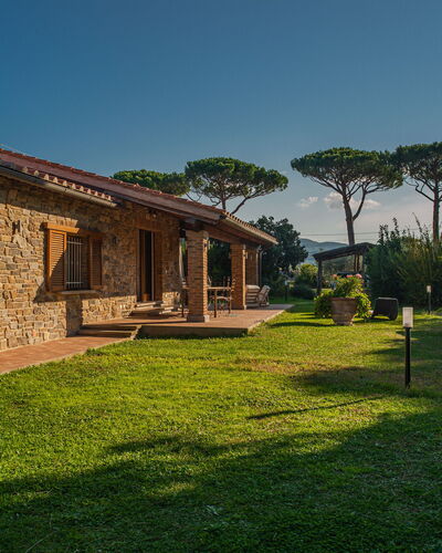 Villa Bolgheri Vermentino Castagneto Carducci: Madera, Casa, Cabaña, Casa, Techo, Inmuebles, El Terreno Del Lote, Área Rural, Casa De Campo, Jardín