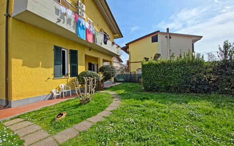 Casa Serena: Barrio Residencial, Casa, Barrio, Casa, Asentamientos Humanos, Departamento, Suburbio, Césped, Yarda, Balcón