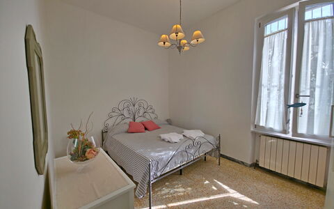 Casa Serena: Mueble, Cama, Habitación, Diseño De Interiores, Suelo, Lecho, Pared, Piso, Sábana, Madera