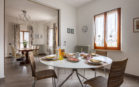 Casa Lory, Monteriggioni, Siena: Mueble, Diseño De Interiores, Mesa, Piso, Silla, Madera, Cocina Y Comedor Mesa, Suelo, Comedor, Encendiendo