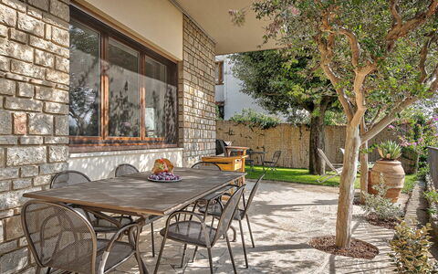 Cortona Deluxe: Pared, Losa, Ladrillo, Mueble Para Exteriores, Material Compuesto, Sombra, Pared De Piedra, Silla, Jardín, Hormigón