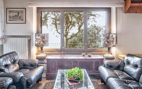 Cortona Deluxe: Mueble, Diseño De Interiores, Sofá, Madera, Sala, Habitación, Techo, Piso, Departamento, Suelo