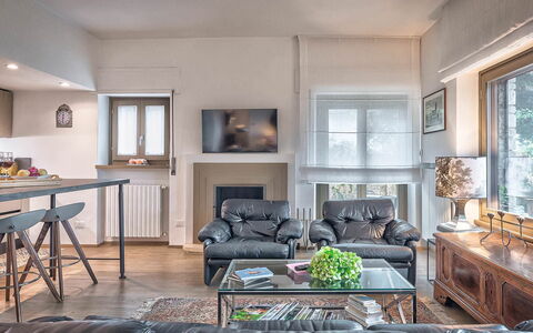 Cortona Deluxe: Mueble, Diseño De Interiores, Pared, Piso, Sofá, Techo, Madera, Sala, Suelo, Habitación