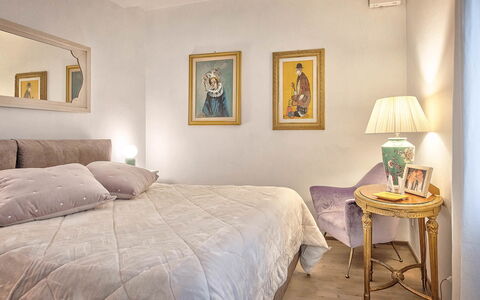 Cortona Deluxe: Mueble, Cama, Diseño De Interiores, Habitación, Pared, Lecho, Sábana, Suelo, Habitación, Linos