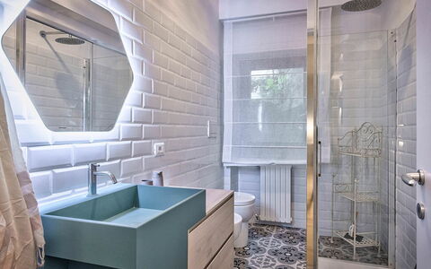 Cortona Deluxe: Piso, Diseño De Interiores, Pared, Suelo, Baño, Arreglo De Tubería, Grifo, Loseta, Plomería, Encendiendo