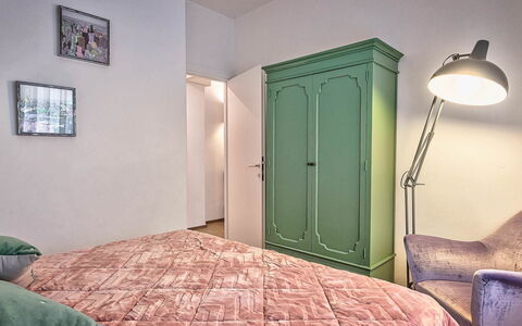 Cortona Deluxe: Cama, Mueble, Diseño De Interiores, Habitación, Pared, Sábana, Lecho, Suelo, Piso, Madera