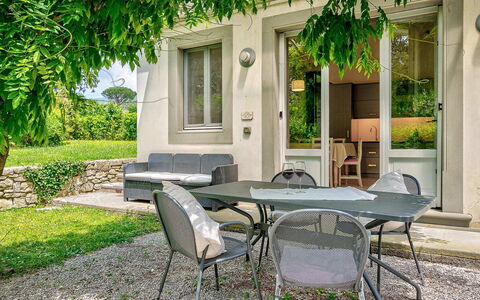 Villa Church: Arbusto, Jardín, Mueble Para Exteriores, Patio Interior, Sombra, Silla, Mesa Al Aire Libre, Yarda, Paisajismo, Césped