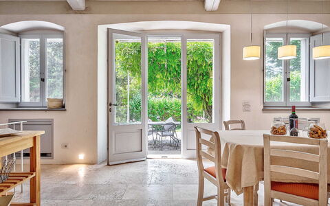 Villa Church: Mueble, Diseño De Interiores, Piso, Madera, Mesa, Silla, Suelo, Cocina Y Comedor Mesa, Comedor, Encendiendo