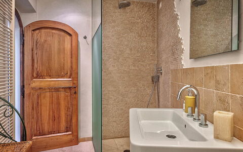 Villa Church: Baño, Arreglo De Tubería, Pared, Piso, Diseño De Interiores, Lavabo, Suelo, Madera, Lavabo Del Baño, Grifo