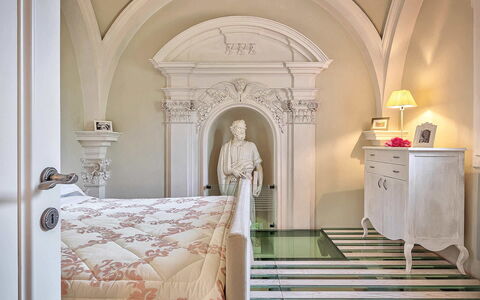 Villa Church: Diseño De Interiores, Mueble, Pared, Piso, Suelo, Habitación, Encendiendo, Techo, Cama, Casa