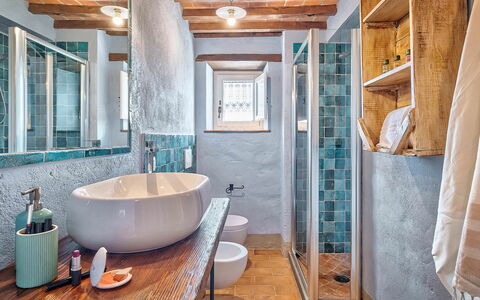 Villa Vita Bella: Baño, Arreglo De Tubería, Diseño De Interiores, Pared, Piso, Suelo, Grifo, Lavabo Del Baño, Lavabo, Techo