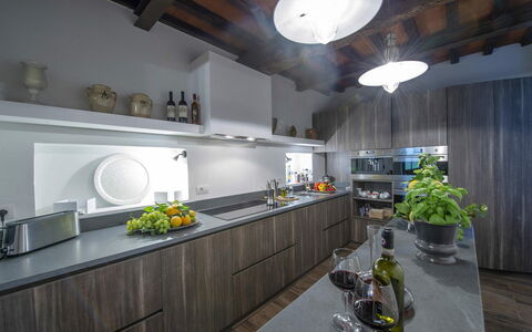 Villa Marinella: Cocina, Diseño De Interiores, Mostrador, Lámpara, Encendiendo, Techo, Mueble, Gabinetes, Casa, Arreglo De Tubería