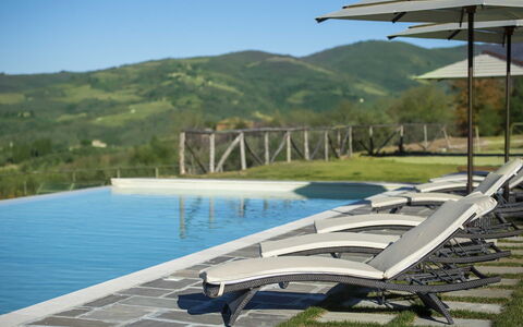 Villa Serena: Accidentes Geográficos Montañosas, Piscina, Mueble Para Exteriores, Colina, Montaña, Cordillera, Sunlounger, Material Compuesto, Cresta, Recurso