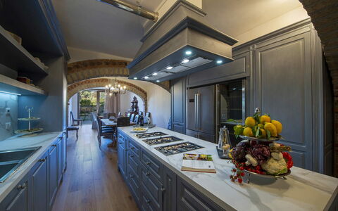 Villa Serena: Cocina, Diseño De Interiores, Mostrador, Techo, Encendiendo, Piso, Mueble, Estufa De Cocina, Aparato De Cocina, Gabinetes