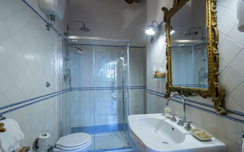 Villa Grevigiana: Arreglo De Tubería, Diseño De Interiores, Baño, Lavabo Del Baño, Lavabo, Grifo, Piso, Plomería, Suelo, Habitación