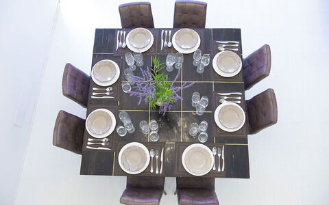 Villa del Fattore: Mueble, Mesa, Vajilla, Comedor, Cocina Y Comedor Mesa, Silla, Utensilios Para Servir, Vajilla, Material Natural, Plato