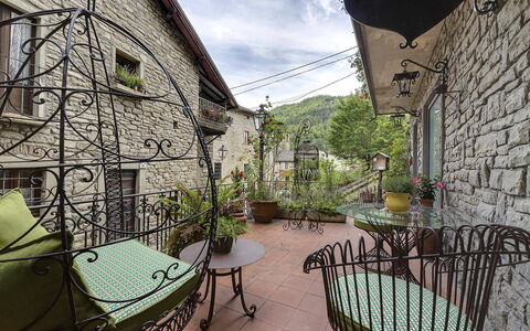 Villa Senio: Maceta, Hierro, Planta De Casa, Silla, Mueble Para Exteriores, Lámpara, Balcón, Mesa Al Aire Libre, Losa, Patio