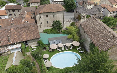 Villa Senio: Casa, Mueble Para Exteriores, Asentamientos Humanos, Paraguas, Patio, Inmuebles, Hacienda, Yarda, Piscina, Paisajismo