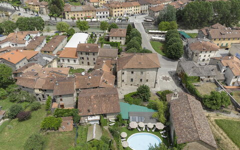 Villa Senio: Edificio, Pared, Casa, Barrio Residencial, Techo, Barrio, Fachada, By, Arquitectura, Casa