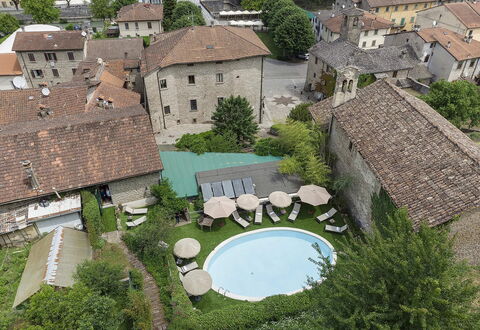 Villa Senio: Casa, Mueble Para Exteriores, Asentamientos Humanos, Paraguas, Patio, Inmuebles, Hacienda, Yarda, Piscina, Paisajismo