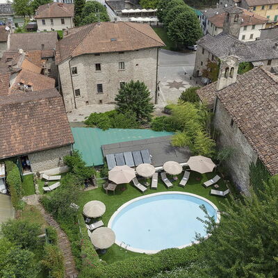 Villa Senio: Casa, Mueble Para Exteriores, Asentamientos Humanos, Paraguas, Patio, Inmuebles, Hacienda, Yarda, Piscina, Paisajismo